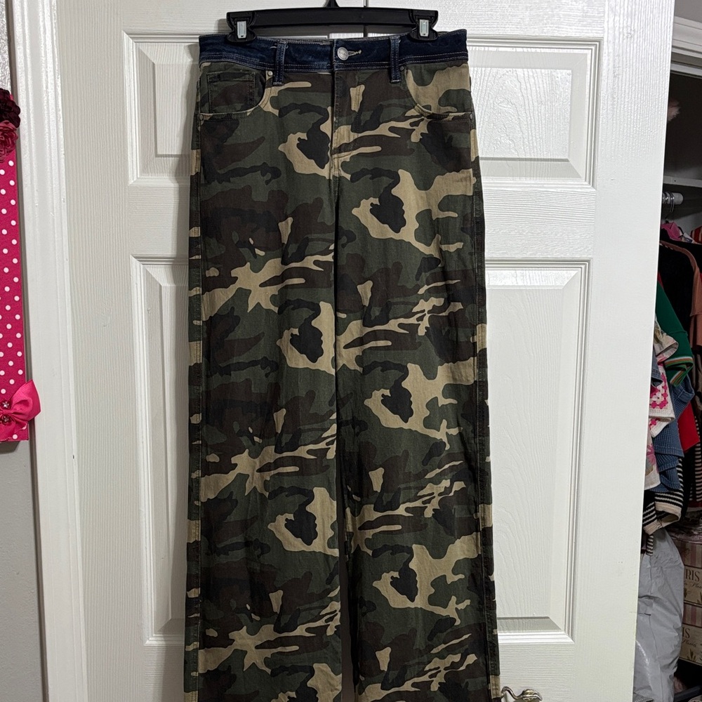 Camo Wide-Leg Camo Jeans - Women's Flare & Wide Leg   Like New.
